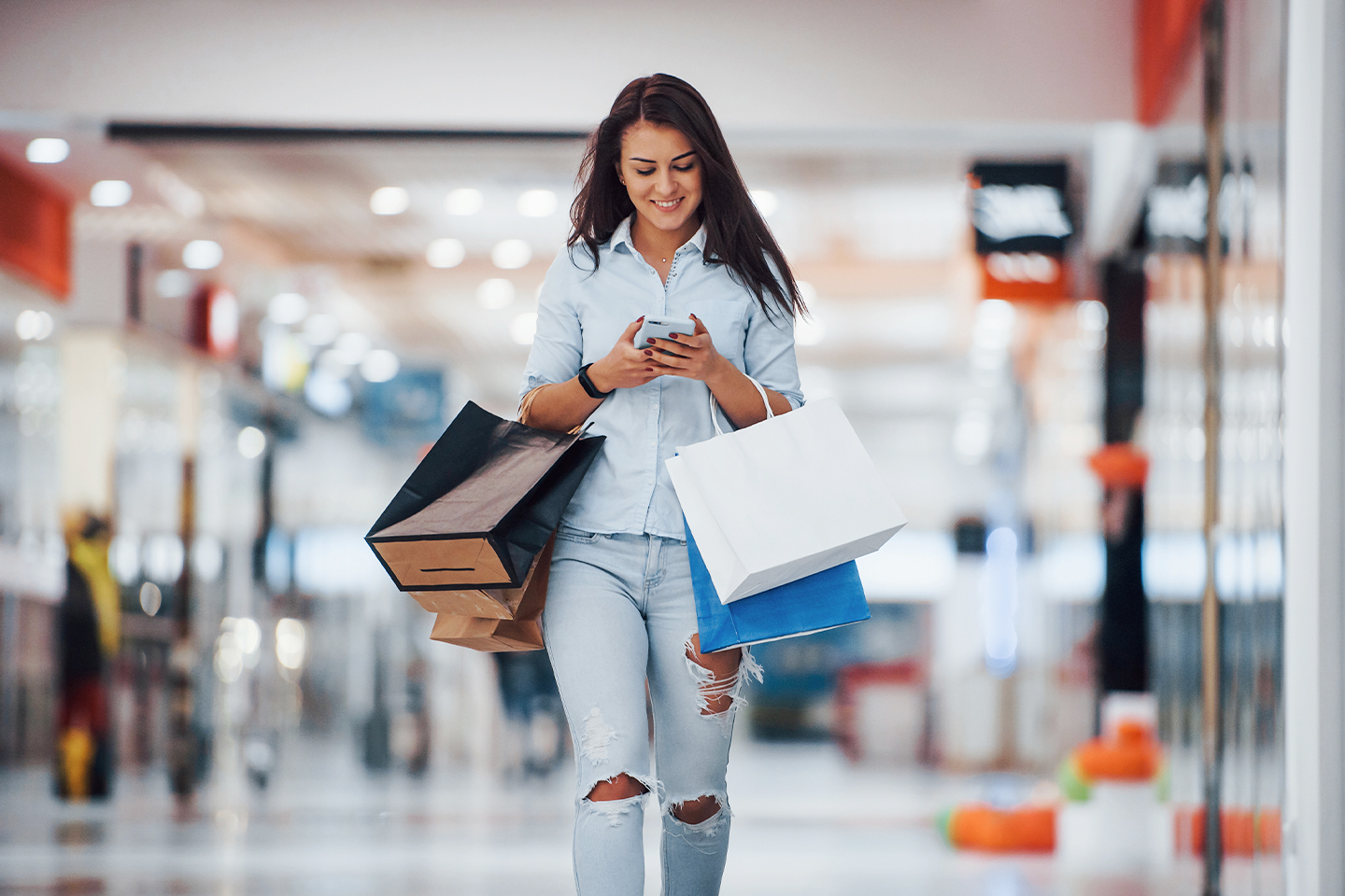 woman-shopping-mobile-mall