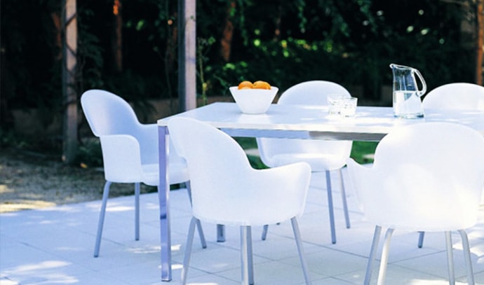 outdoor-table-setting-white-tables-and-chairs