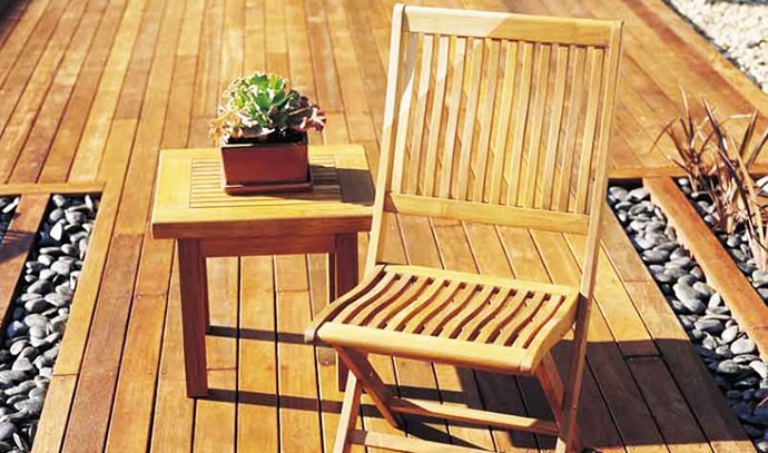 outdoor-wooden-chair-sidetable-pebbled-floor