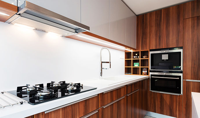 modern-kitchen-wooden-glossy-drawers-white-tiles