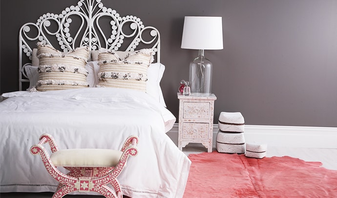 bedroom-peacock-bedhead-white-covers-pink-carpet