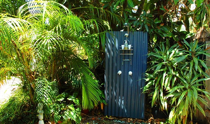 blue-ginger-byron-bay-two-bedroom-garden-apartment-outdoor-shower