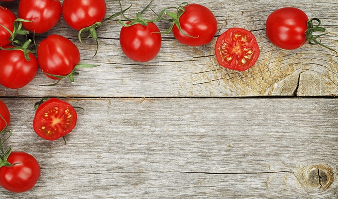 mini-tomatoes-border-chopping-board