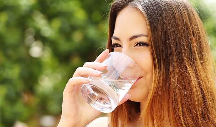 woman-drinking-a-glass-of-water