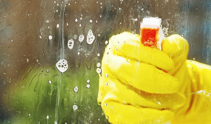 washing-glass-spray-yellow-cleaning-gloves