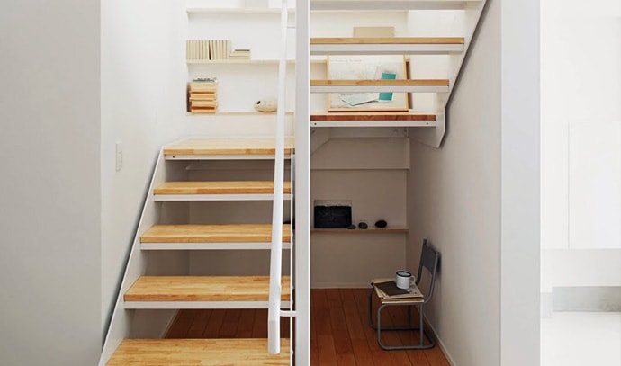 muji-vertical-flat-house-tatenoie-tokyo-japan-shelves-under-staircase