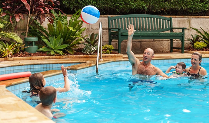 swimart-family-playing-in-pool