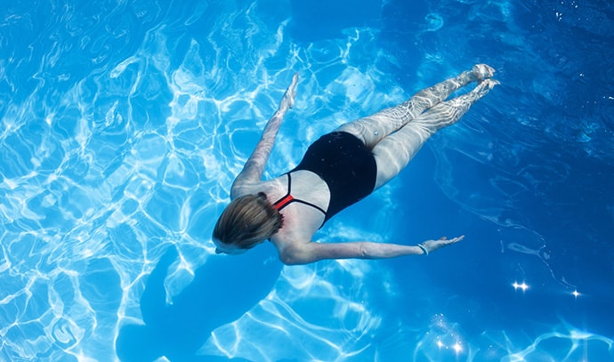 woman-swimming-underwater