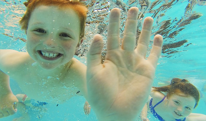 swimart-boy-girl-kids-swimming-underwater-camera