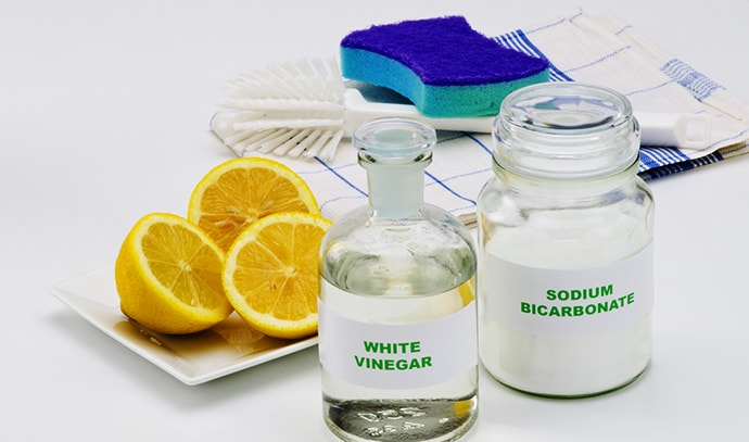 organic-cleaners-lemons-vinegar-sodium-bicarbonate
