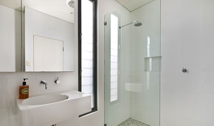 modern-bathroom-luxury-apartment