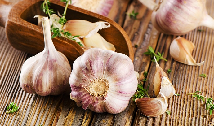 garlic-cloves-on-wooden-chopping-board