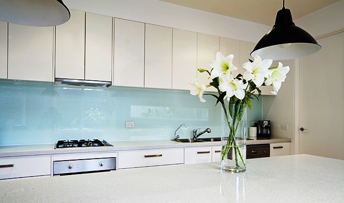 white-flowers-contemporary-kitchen-bench