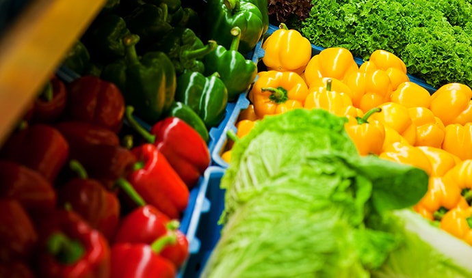 vegetables-produce-grocery-store-bell-peppers-lettuce