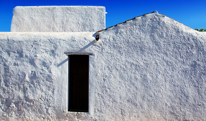ibiza-santa-agnes-de-corona-ines-whitewashed-houses-facade-balearic-islands