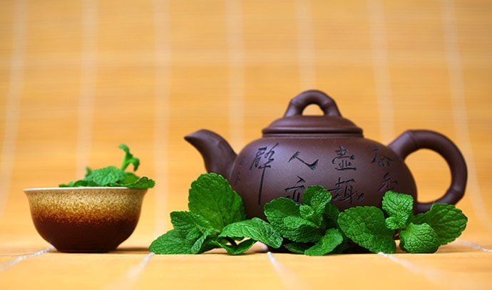 mint-tea-pot-leaves-china-background