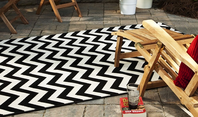 outdoor-rug-zebra-black-white-backyard