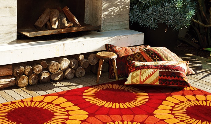 jamie-durie-transterior-red-rug-fireplace-wood