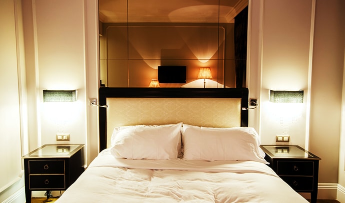 interior-modern-bedroom-twin-bed-white-sheets