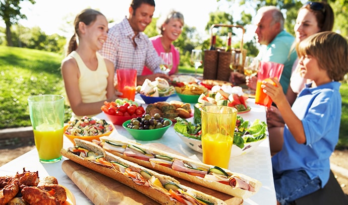 family-dining-al-fresco-outdoor-picnic