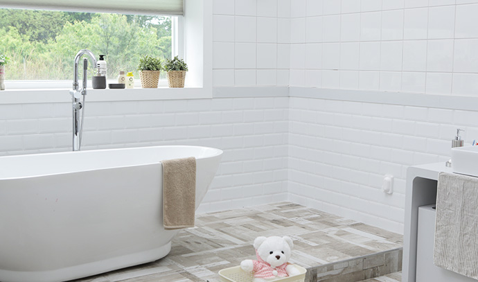 wa-bathrooms-white-interior-design-tiles-bathtub-elegant