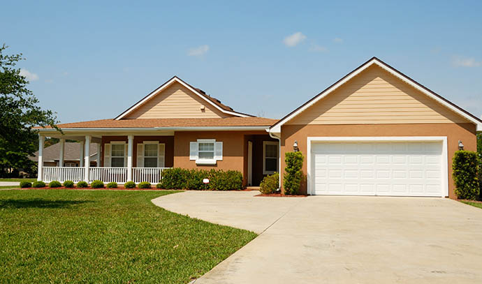 evergreen-synthetic-grass-suburban-house-brown-paint-front-yard