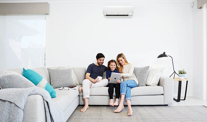 daikiin-us7-split-air-conditioner-family-living-room