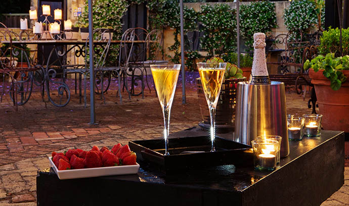 lyn-whitfield-king-photography-champagne-strawberries-candlelight-outdoor-setting