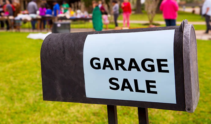 mailbox-american-weekend-garage-sale-yard-green-lawn