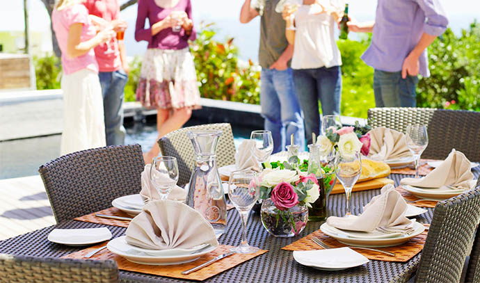 friends-awaiting-dinner-exterior-tablewares