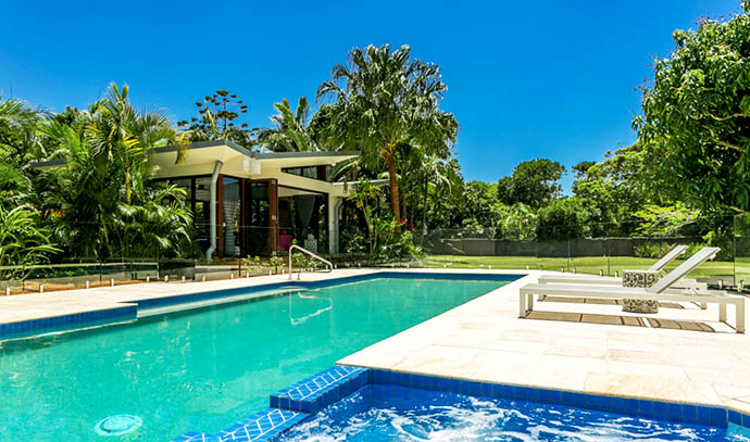 byron-beach-retreat-outdoor-swimming-pool